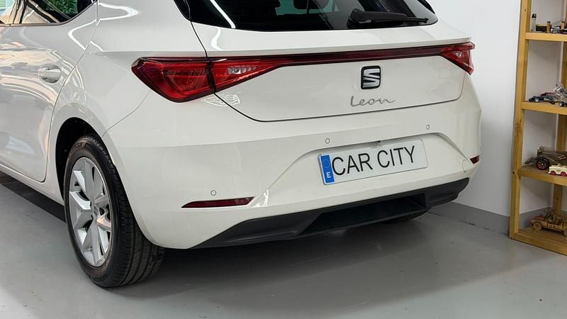 Usado Seat Leon Style 115 CV (84 kW) 2021 Blanco Berlina