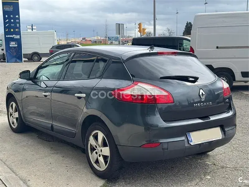 Usado Renault Mégane III Dynamique 105 CV (77 kW) 2009 Gris / plata Berlina