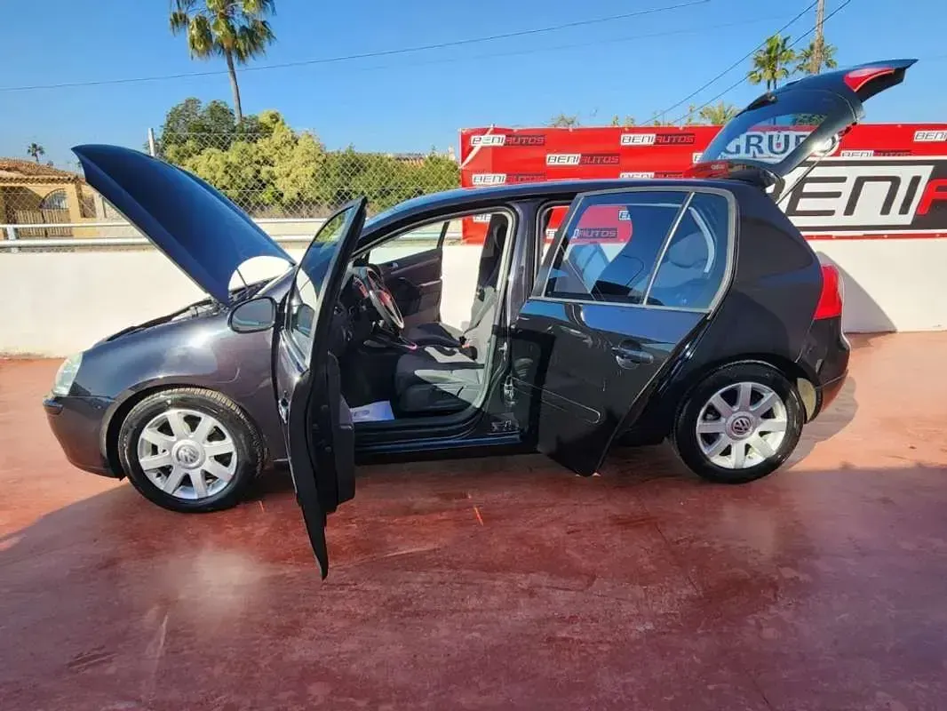 Usado VW Golf IV Highline 105 CV (77 kW) 2005 Negro Utilitario