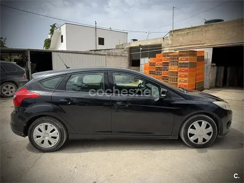 Usado Ford Focus Trend 125 CV (91 kW) 2013 Negro Berlina