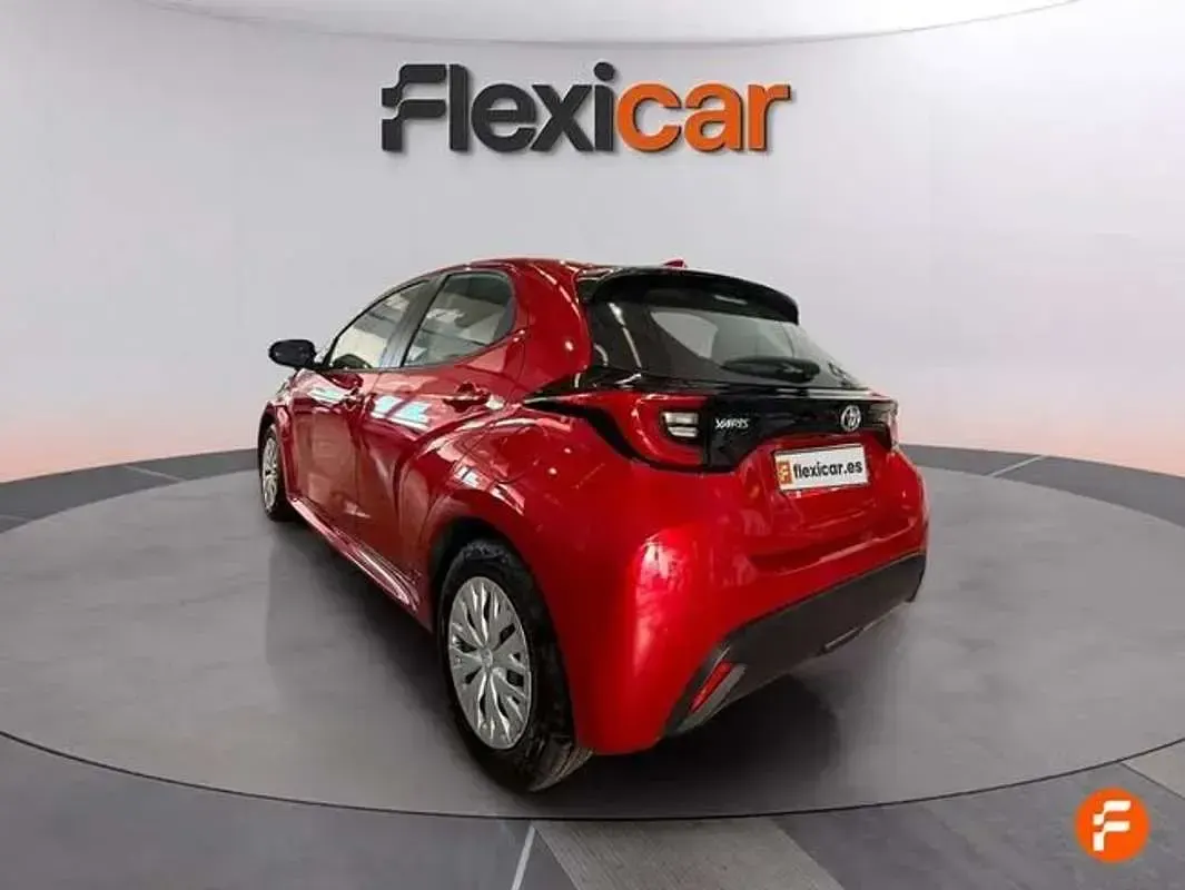 Usado Toyota Yaris Style 116 CV (85 kW) 2023 Rojo Utilitario