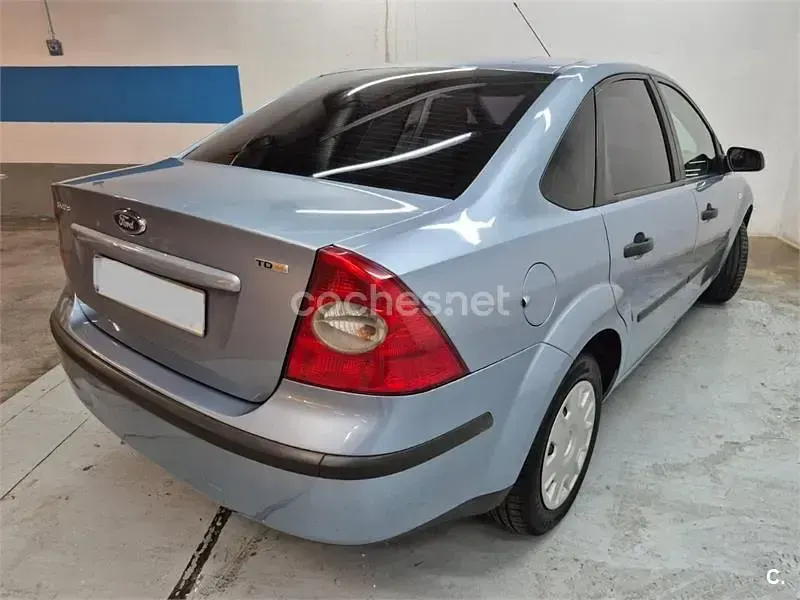 Usado Ford Focus Trend 90 CV (66 kW) 2006 Azul Berlina