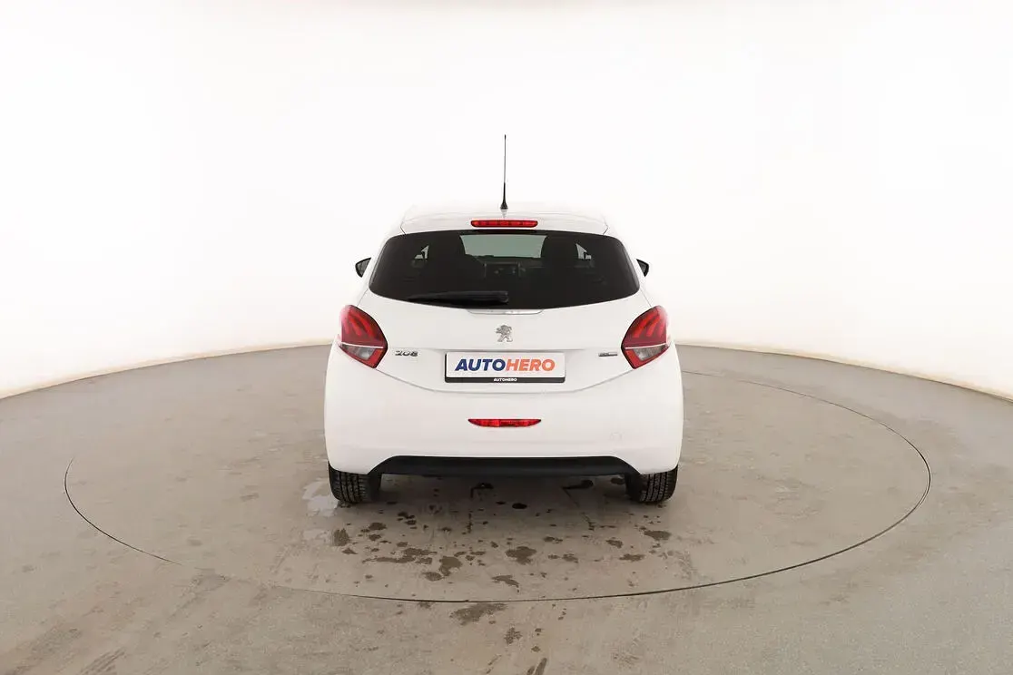 Usado Peugeot 208 Style 82 CV (60 kW) 2016 Blanco Utilitario