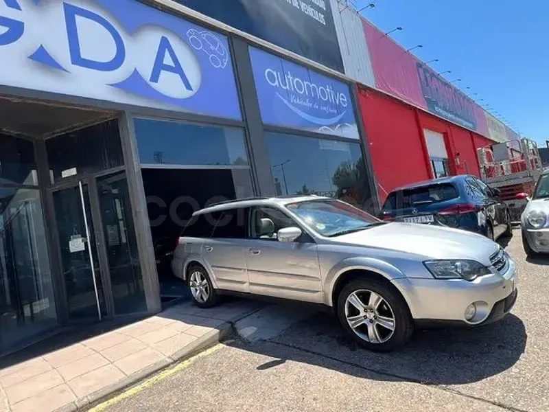 Usado Subaru Outback 165 CV (121 kW) 2004 Gris / plata Familiar