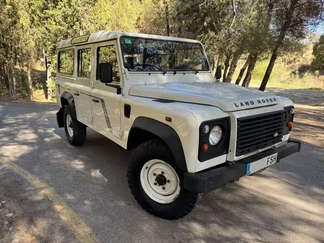 Używany Land Rover Defender 122 KM (89 kW) 2007 Biały Kombi