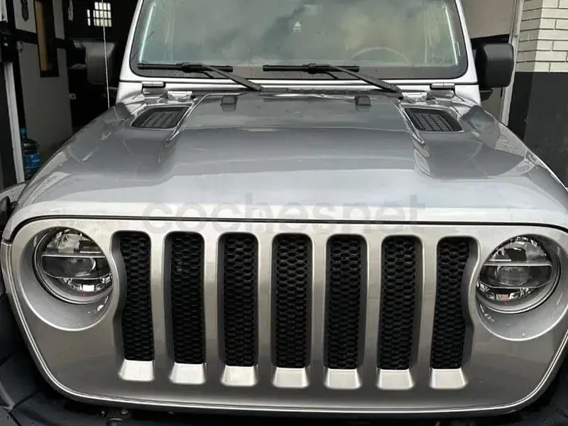 Usado Jeep Wrangler Sahara 270 CV (198 kW) 2019 Gris / plata SUV
