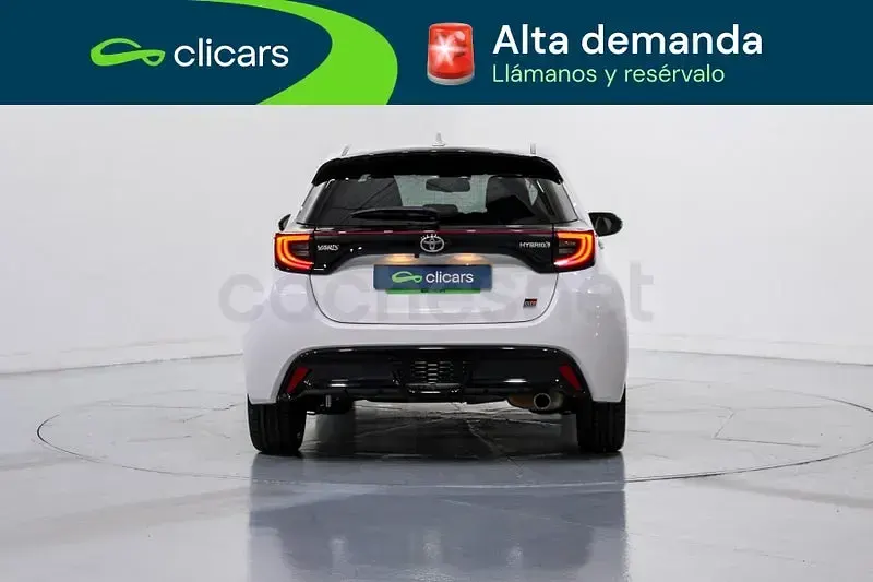 Usado Toyota Yaris Hybrid Sport 116 CV (85 kW) 2022 Blanco Berlina