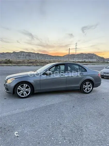 Usado Mercedes C200 136 CV (100 kW) 2009 Gris / plata Berlina