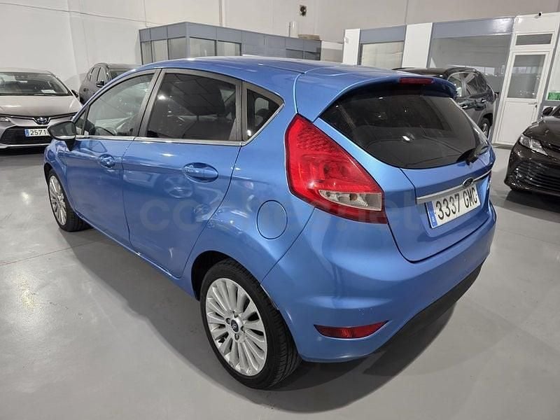 Usado Ford Fiesta Ghia 96 CV (70 kW) 2009 Azul Berlina