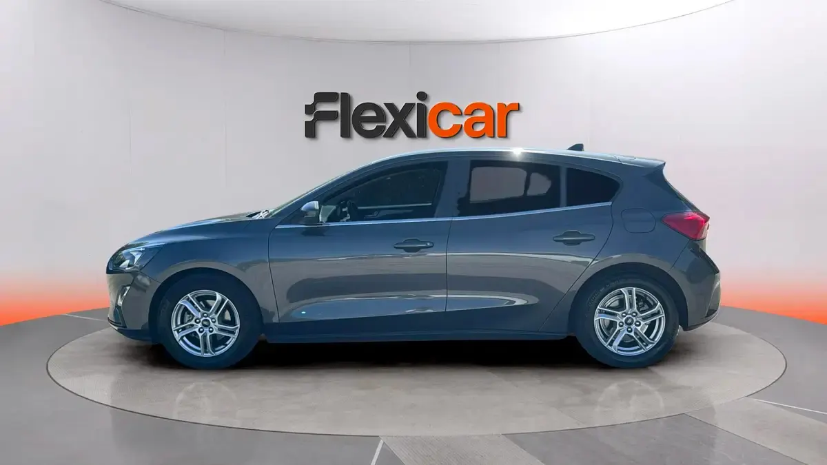 Usado Ford Focus Trend 101 CV (74 kW) 2020 Gris Berlina