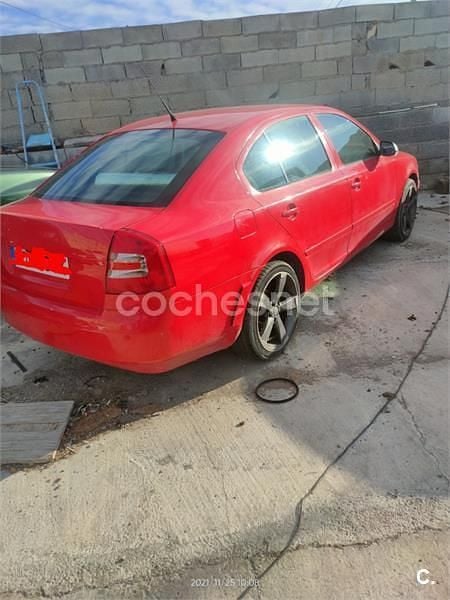 Rojo Usado 2004 Skoda Octavia Active Berlina | 1800 € (Precio justo) - Imagen 1/4