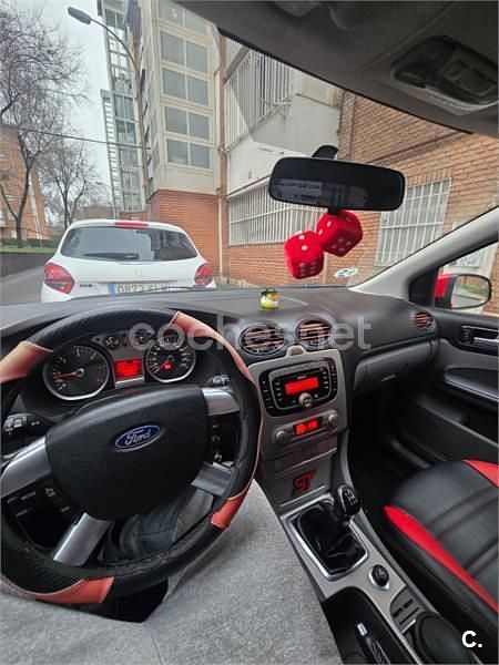 Używany Ford Focus Titanium 109 KM (80 kW) 2011 Czerwony Sedan/Limuzyna