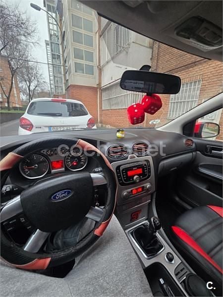 Usado Ford Focus Titanium 109 CV (80 kW) 2011 Rojo Berlina