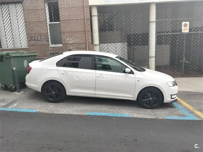 Usado Skoda Rapid Elegance 105 CV (77 kW) 2014 Blanco Utilitario