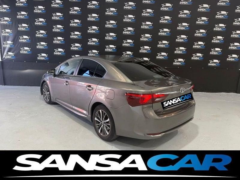 Usado Toyota Avensis Executive 143 CV (105 kW) 2017 Gris / plata Berlina