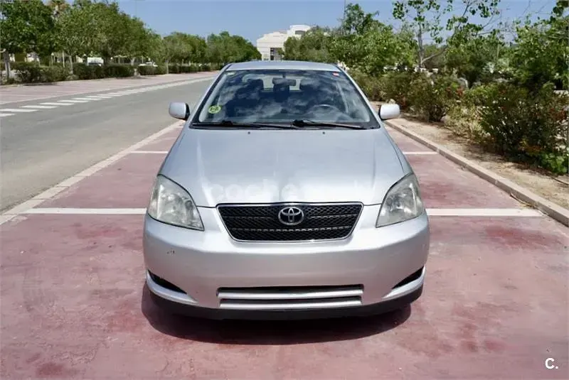 Usado Toyota Corolla Sol 110 CV (80 kW) 2003 Gris / plata Berlina