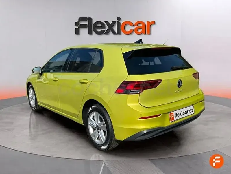 Usado VW Golf VIII 115 CV (84 kW) 2021 Amarillo Berlina