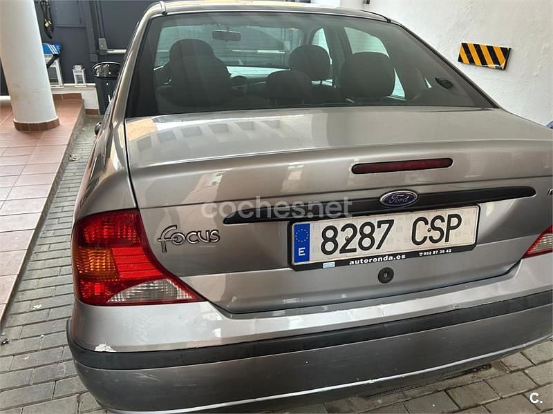 Usado Ford Focus Ghia 115 CV (84 kW) 2004 Gris / plata Berlina