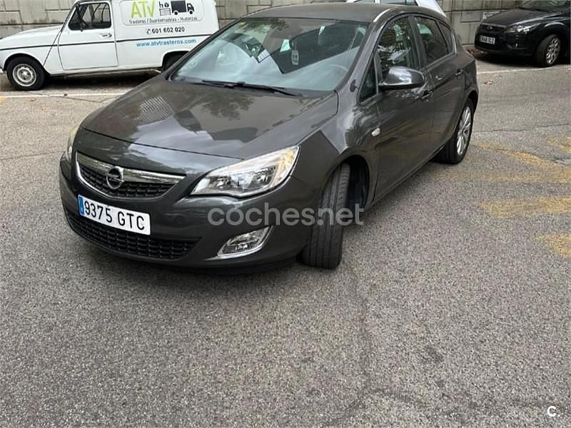 Gris / plata Usado 2010 Opel Astra Cosmo Berlina | 4000 € (Buen precio) - Imagen 1/4