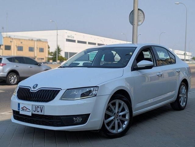 Usado Skoda Octavia Elegance 140 CV (102 kW) 2015 Blanco Berlina