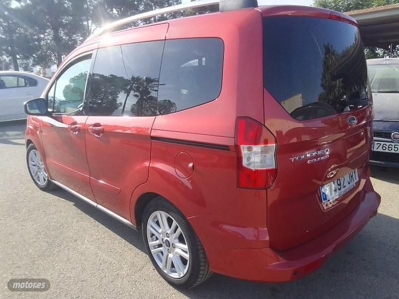 Usado Ford Tourneo Courier Titanium 100 CV (73 kW) 2017 Rojo Monovolumen