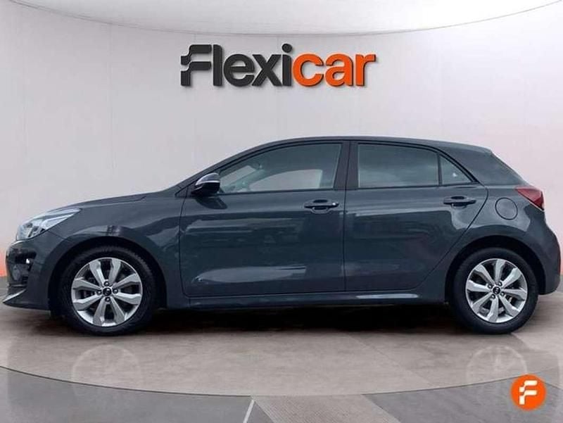 Usado Kia Rio 101 CV (74 kW) 2021 Gris Berlina