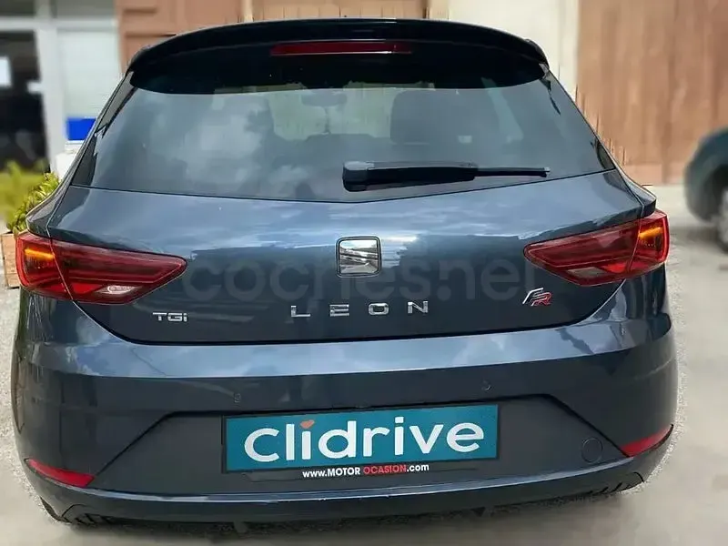 Usado Seat Leon FR 130 CV (95 kW) 2019 Gris / plata Berlina