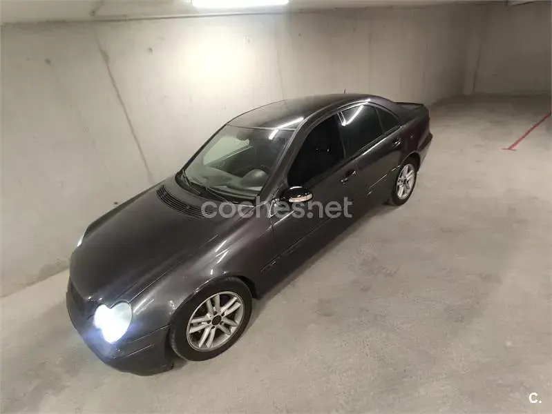 Usado Mercedes C200 Classic 116 CV (85 kW) 2002 Gris / plata Berlina
