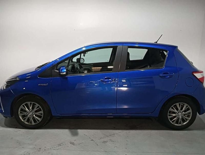 Usado Toyota Yaris Hybrid Active 99 CV (72 kW) 2019 Azul Utilitario