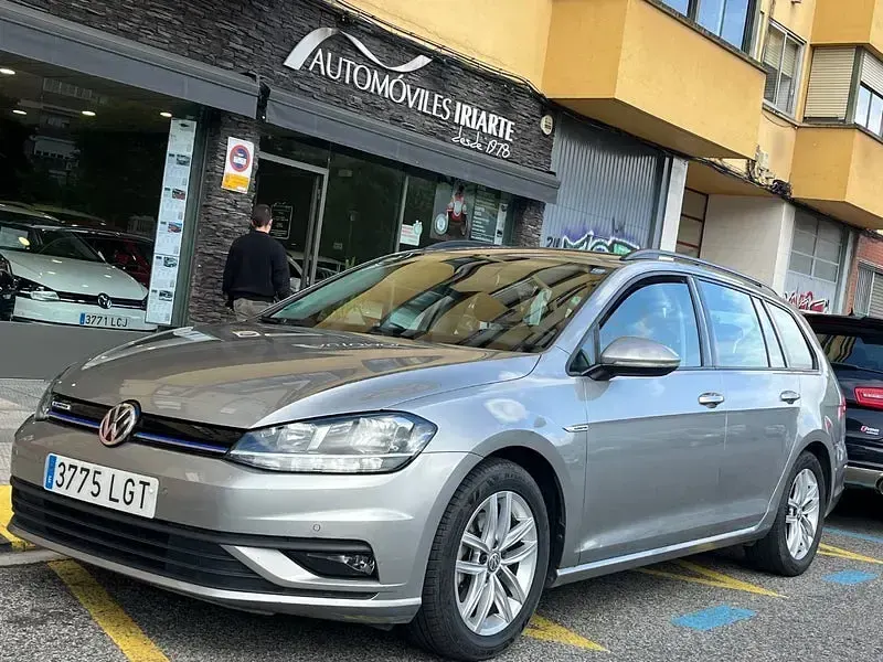 Usado VW Golf VIII Edition 130 HP (95 kW) 2020 Cinzento Carrinha