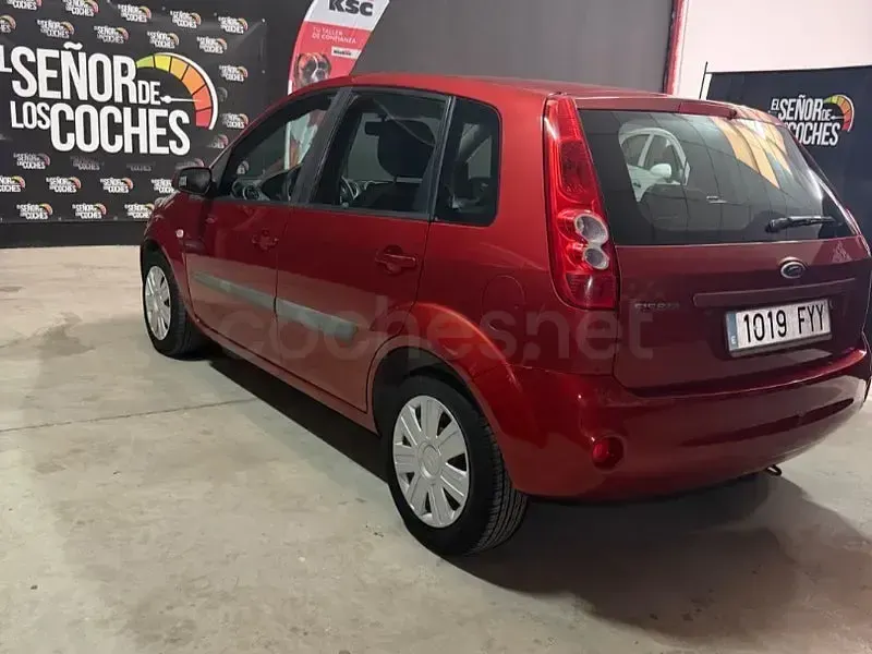 Usado Ford Fiesta Futura 80 CV (58 kW) 2007 Rojo Utilitario