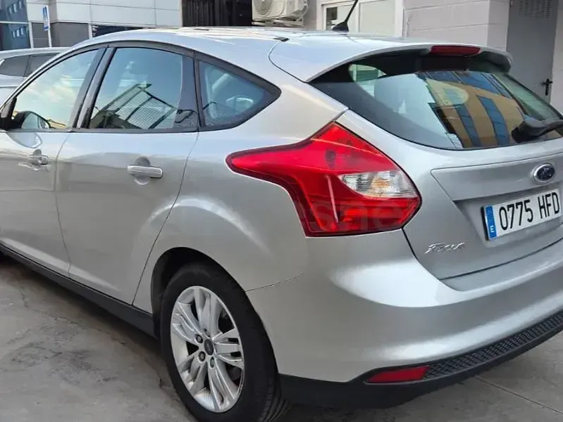 Usado Ford Focus Trend 125 CV (91 kW) 2011 Gris / plata Berlina
