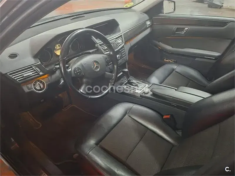 Usado Mercedes E200 Elegance 136 CV (100 kW) 2013 Gris / plata Berlina