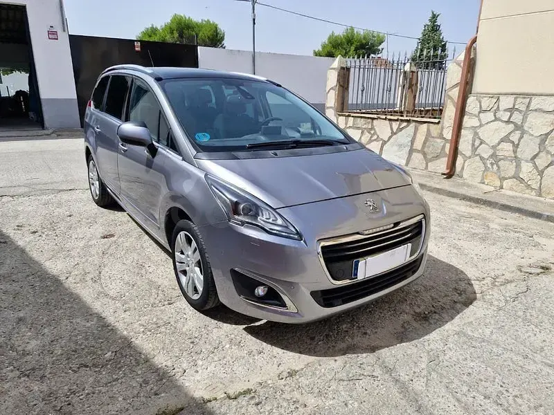 Usado Peugeot 5008 Allure 130 CV (95 kW) 2016 Gris / plata Monovolumen