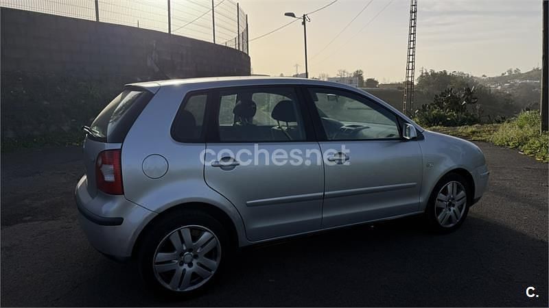 Usado VW Polo Trendline 100 CV (73 kW) 2004 Gris / plata Utilitario