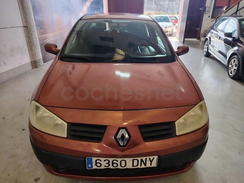Usado Renault Mégane II Dynamique 100 CV (73 kW) 2005 Rojo Berlina