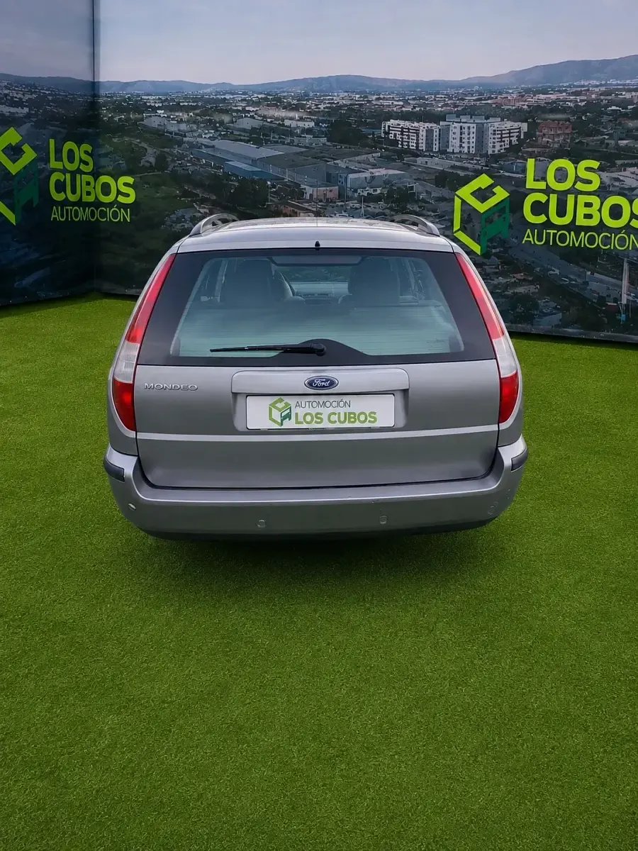 Usado Ford Mondeo Ghia 145 CV (106 kW) 2002 Marrón