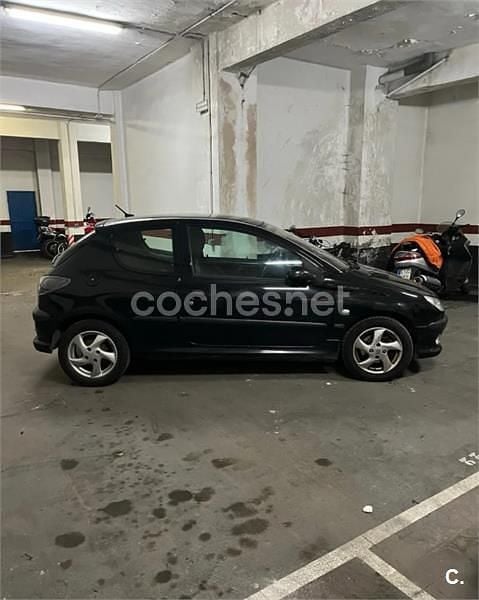Usado Peugeot 206 90 CV (66 kW) 2002 Negro Berlina
