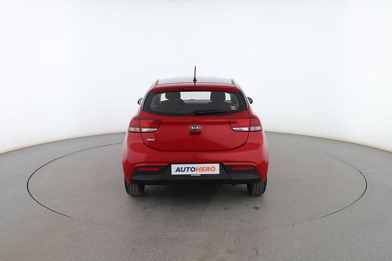 Usado Kia Rio 86 CV (63 kW) 2019 Rojo Berlina