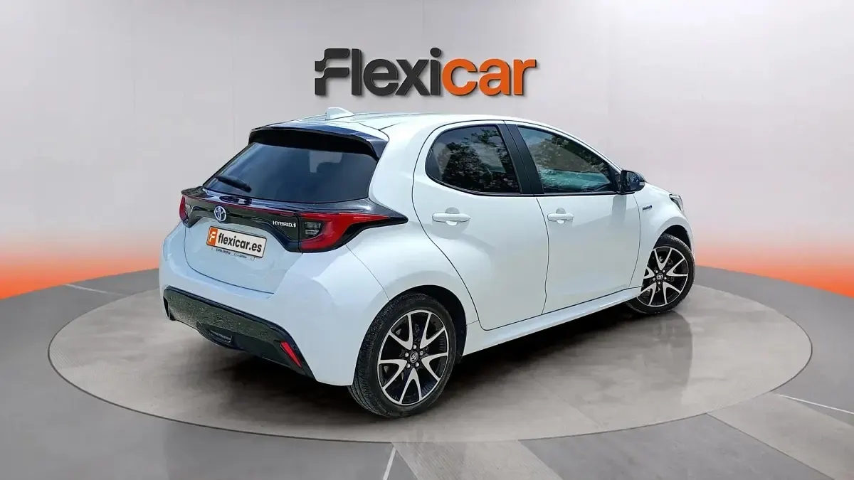 Usado Toyota Yaris Hybrid Style 116 CV (85 kW) 2021 Blanco Berlina