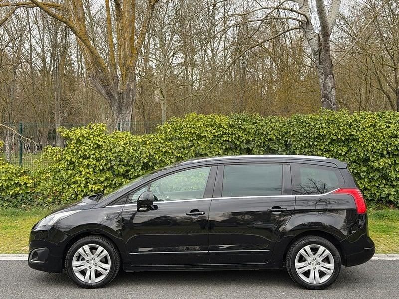 Usado Peugeot 5008 Allure 120 CV (88 kW) 2017 Negro Monovolumen