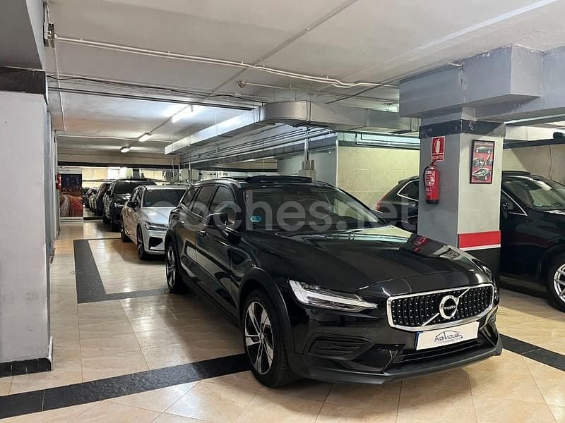 Negro Usado 2021 Volvo V60 CC Pro Familiar | 31.990 € (Precio justo) - Imagen 1/4