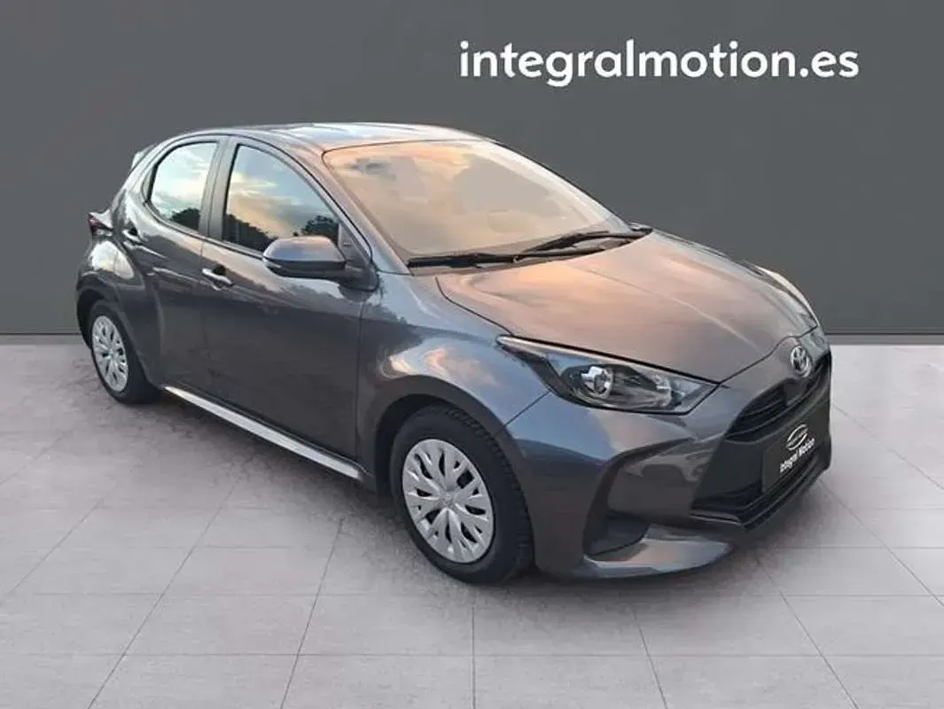 Usado Toyota Yaris Business Edition 116 CV (85 kW) 2021 Gris Utilitario