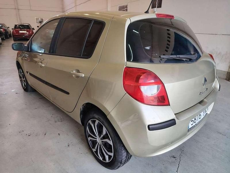 Usado Renault Clio II Authentique 70 CV (51 kW) 2007 Beige Berlina