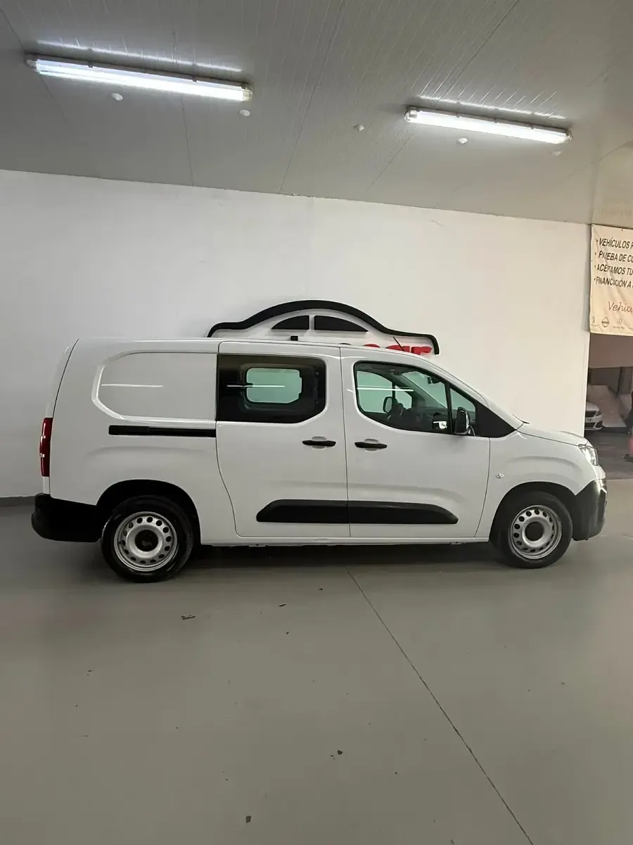 Usado Fiat Doblò 102 CV (75 kW) 2022 Blanco Monovolumen
