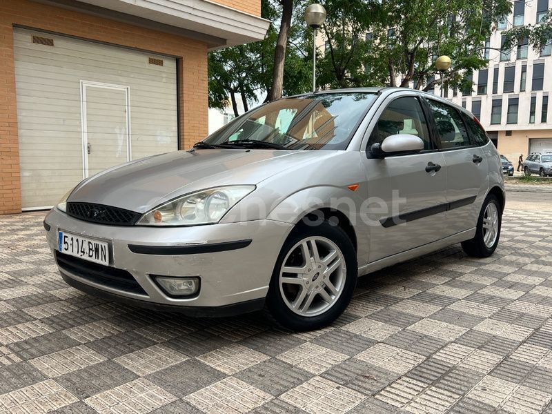 Gris / plata Usado 2002 Ford Focus Trend Berlina | 1990 € (Precio justo) - Imagen 1/4