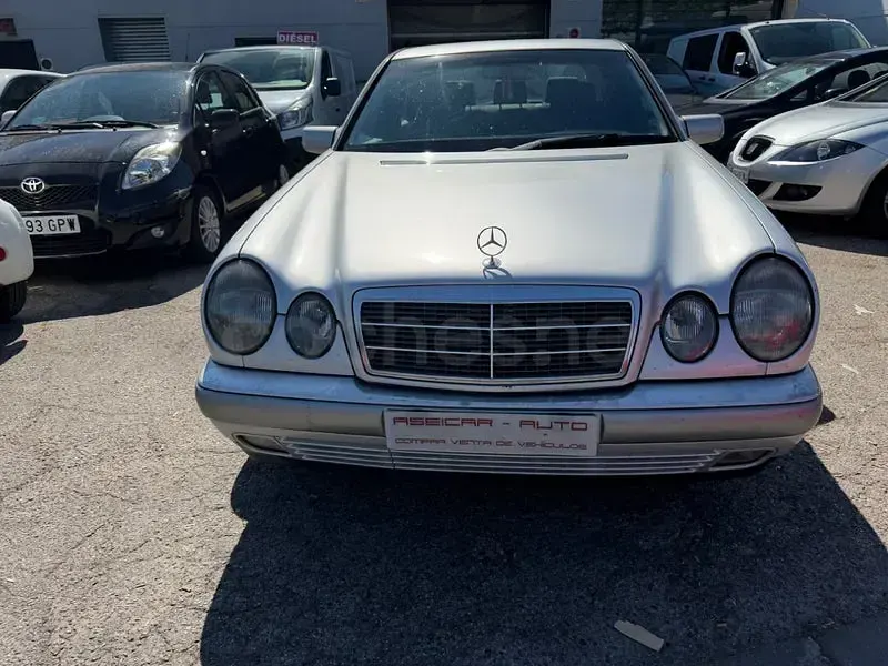 Usado Mercedes E300 Avantgarde 136 CV (100 kW) 1997 Gris / plata Berlina