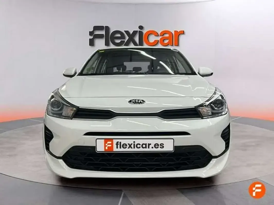 Usado Kia Rio 84 CV (61 kW) 2020 Blanco Berlina