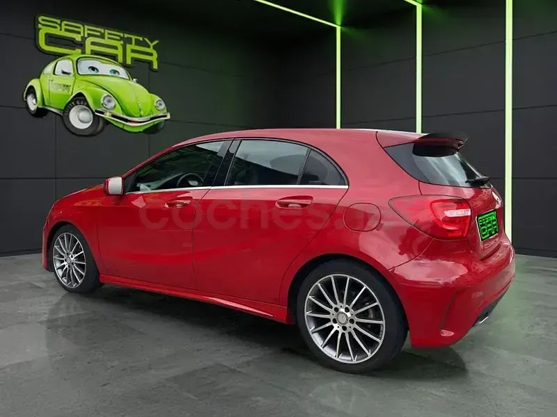 Usado Mercedes A180 AMG line 109 CV (80 kW) 2015 Rojo Utilitario