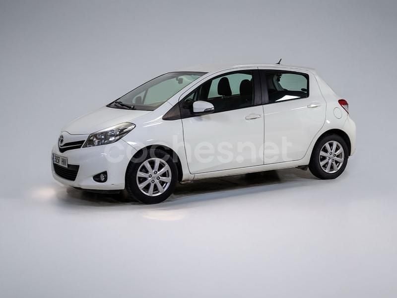 Usado Toyota Yaris Active 99 CV (72 kW) 2013 Blanco Utilitario